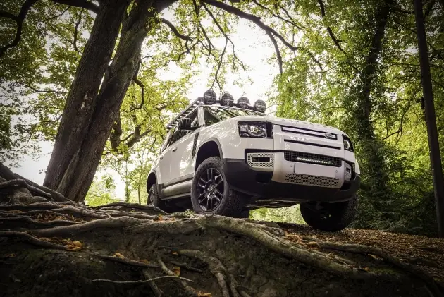 KIT ECLAIRAGE LED LAZER LONGUE PORTEE LINEAR 18 AVEC INTEGRATION A LA CALANDRE POUR LAND ROVER DEFENDER (2020+) Bon Marché