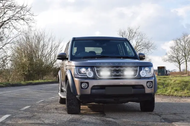 Offre Exclusive KIT ECLAIRAGE LED LAZER LONGUE PORTEE TRIPLE-R4 Gen2 AVEC INTEGRATION A LA CALANDRE POUR LAND ROVER DISCOVERY IV (2014+)