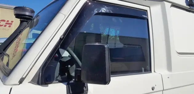 Petit Prix DÉFLECTEUR D’AIR NOIR POUR VITRE AVANT POUR TOYOTA SÉRIE 7 MODÈLES AVEC TOIT FIXE ET HAUTEUR DE L’ANGLE INFÉRIEUR DE 12 CM